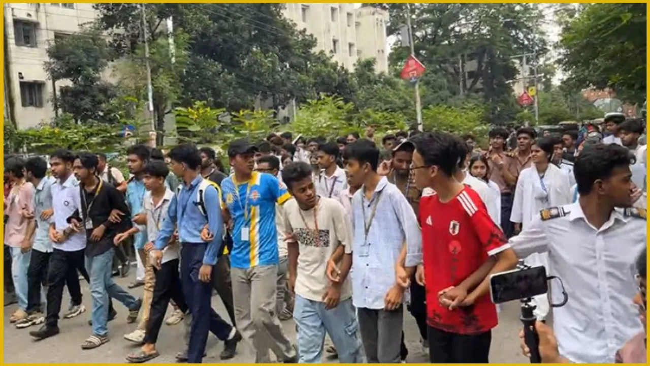 সচিবালয়ের পথে এইচএসসি পরীক্ষার্থীদের লংমার্চ