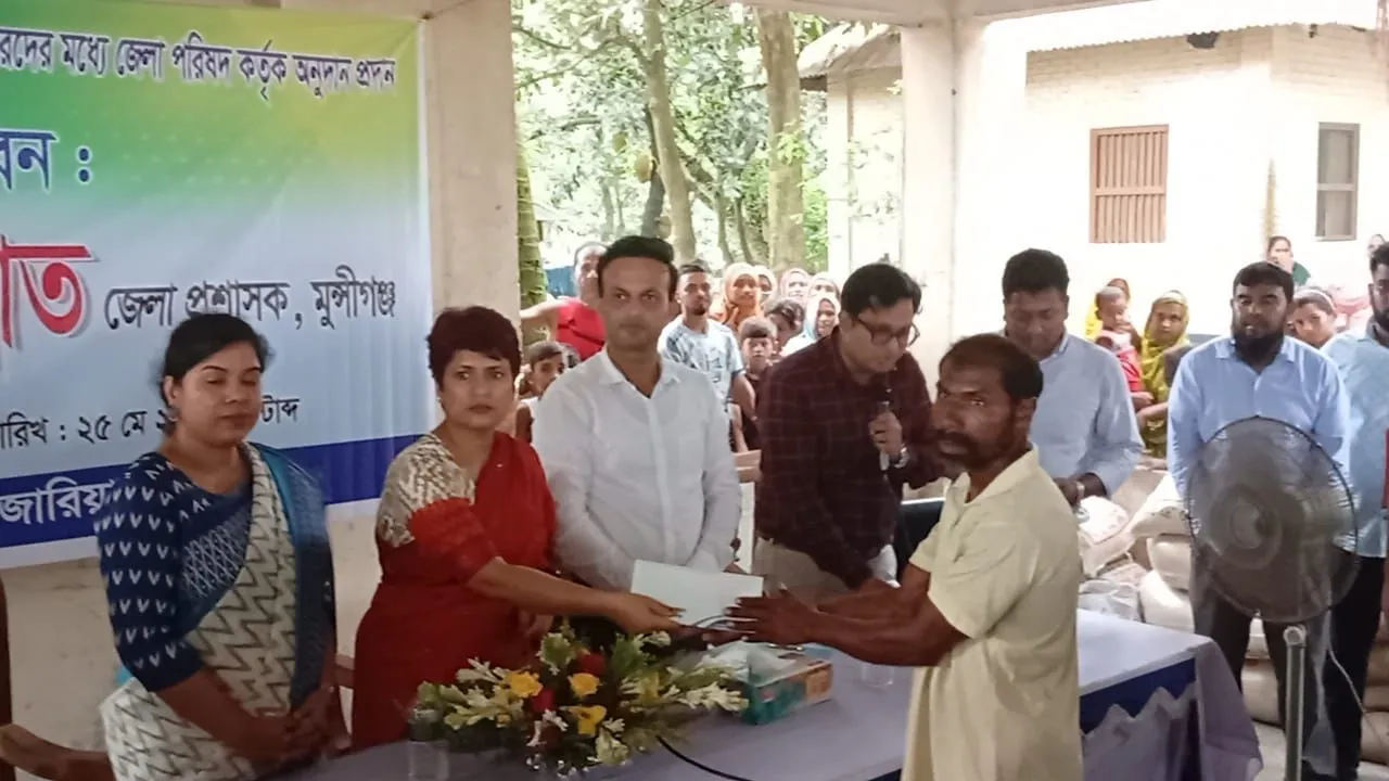 মুন্সীগঞ্জে জোয়ারের পানিতে গরু হারানো ২৯ মালিককে ৩০ হাজার টাকা করে অনুদান