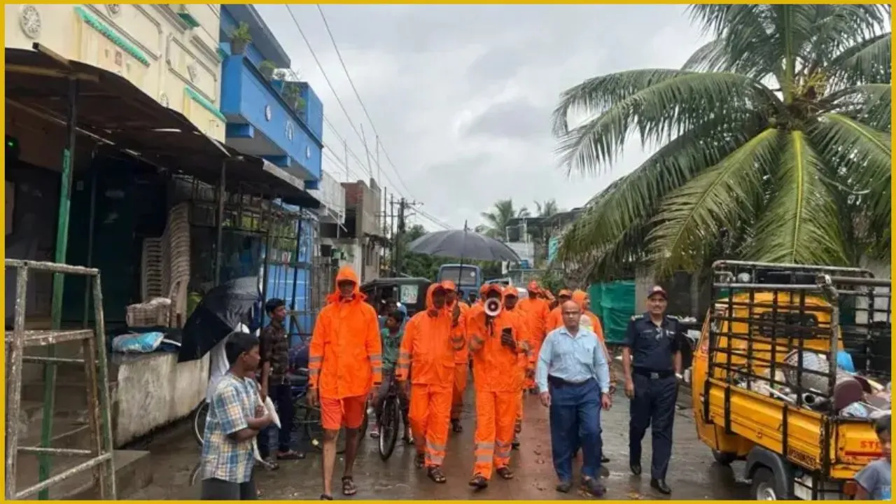ভারত উপকূলে আঘাত করেছে প্রবল ঘূর্ণিঝড় ‘মোন্থা’