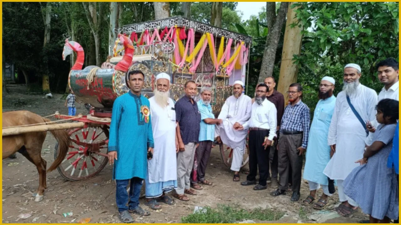 নরসিংদীতে ঘোড়ার গাড়িতে প্রধান শিক্ষককে রাজকীয় বিদায়