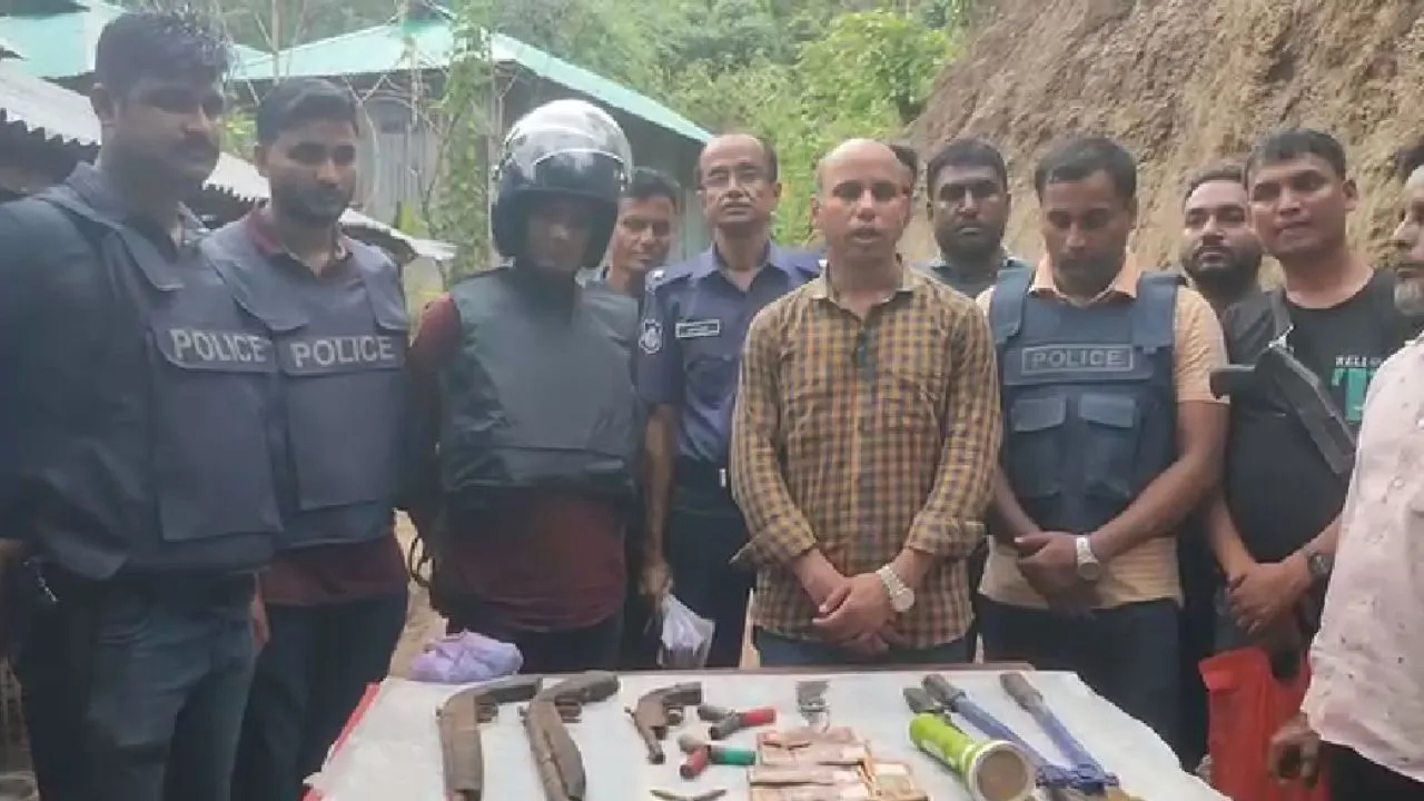 আবুল খায়ের টোব্যাকো কোম্পানির লুণ্ঠিত টাকা উদ্ধারে পুলিশের অভিযান, অস্ত্র গোলাবারুদসহ আটক ৮