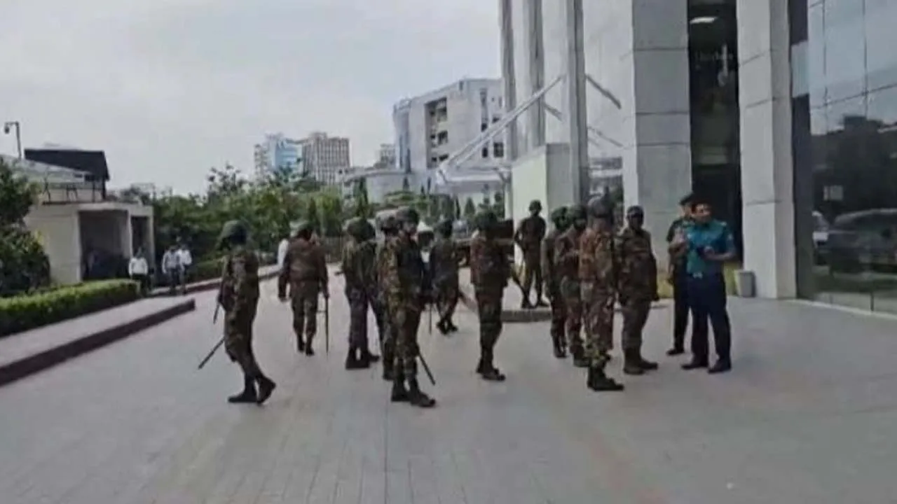 এনবিআর প্রধান কার্যালয়ের সামনে সেনা ও পুলিশ মোতায়েন