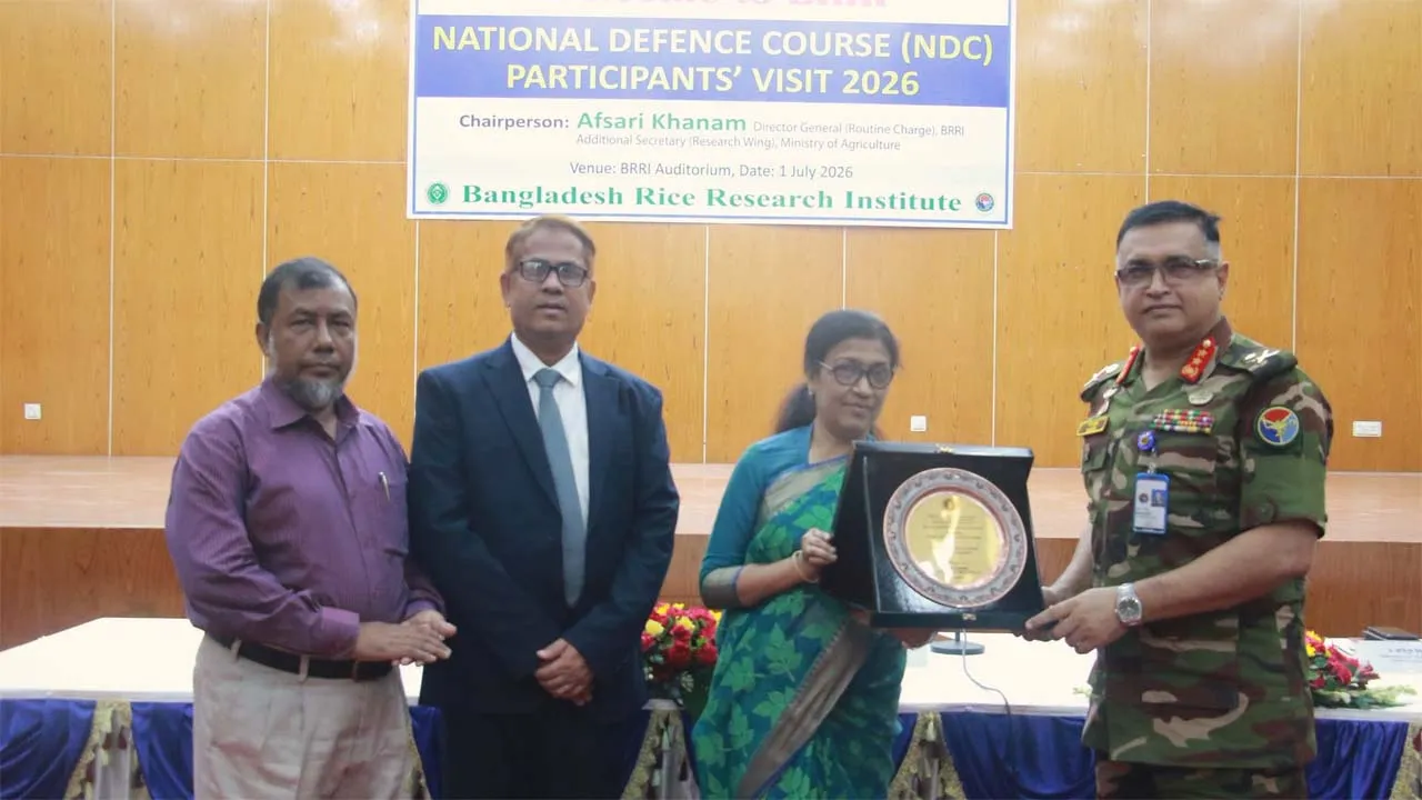 ব্রির গবেষণা কার্যক্রম ঘুরে দেখলেন এনডিসি’র প্রতিনিধিদল