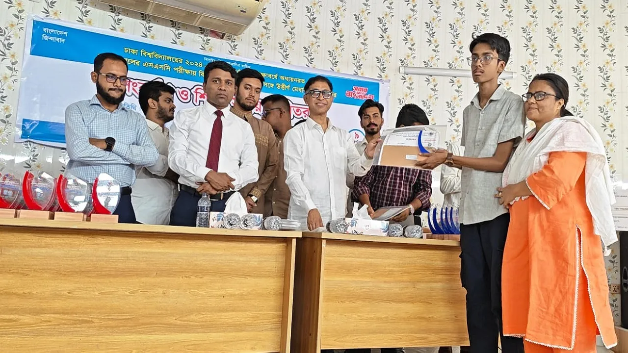 ৭১ জন কৃতী শিক্ষার্থীকে নারায়ণগঞ্জ জেলা পরিষদের সংবর্ধনা