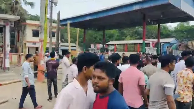 নোয়াখালীতে তেল না পেয়ে ফিলিং স্টেশনে বিক্ষোভ, আটক ২