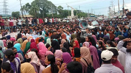 নোবিপ্রবি শিক্ষার্থীদের ওপর হামলার প্রতিবাদে সড়ক অবরোধ ও অবস্থান কর্মসূচি