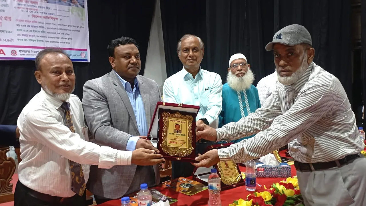 জিপিএ-৫ প্রাপ্তদের হাতে পুরস্কার তুলে দিলেন নোবিপ্রবি ভিসি