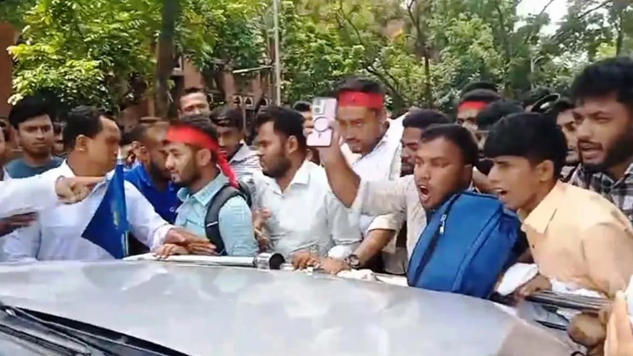 অটোপাসের দাবিতে জাতীয় বিশ্ববিদ্যালয়ের ভিসির ওপর হামলা