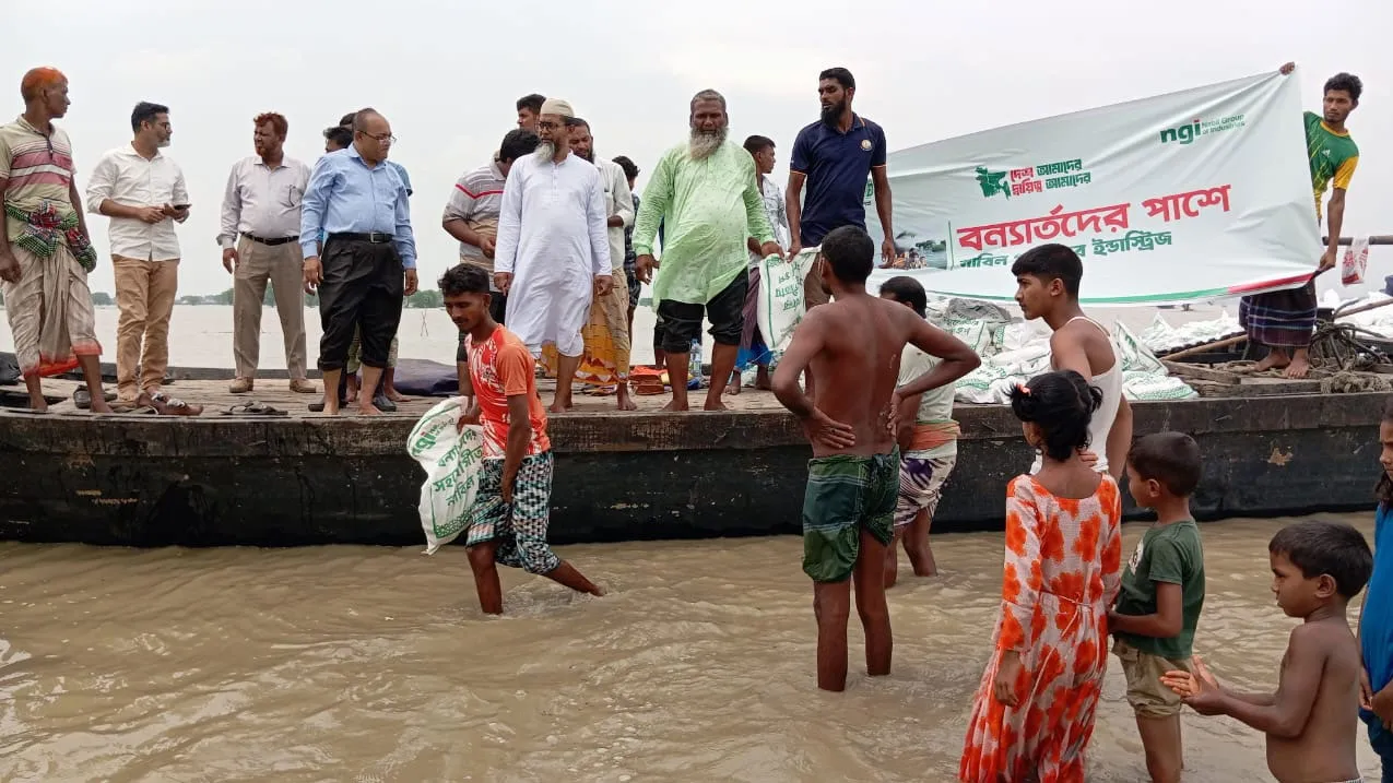 চাঁপাইনবাবগঞ্জে বন্যা দুর্গত মানুষের মাঝে নাবিল গ্রুপের খাদ্য সহায়তা