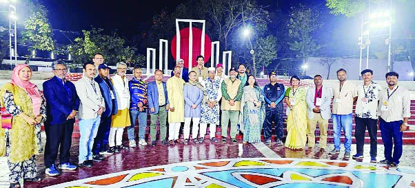 কেন্দ্রীয় শহীদ মিনার পরিদর্শনে ঢাবি ভিসি