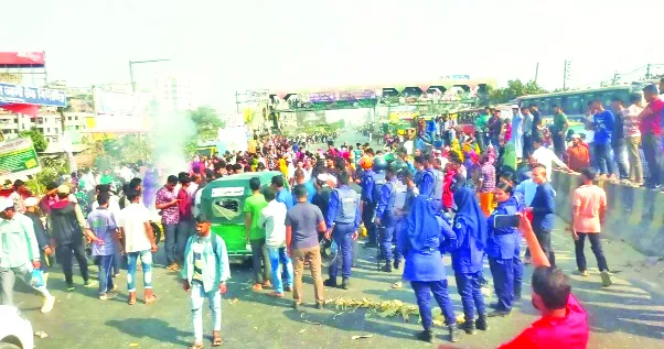 বকেয়া বেতনের দাবিতে গার্মেন্টশ্রমিকদের ঢাকা-চট্টগ্রাম মহাসড়ক অবরোধ