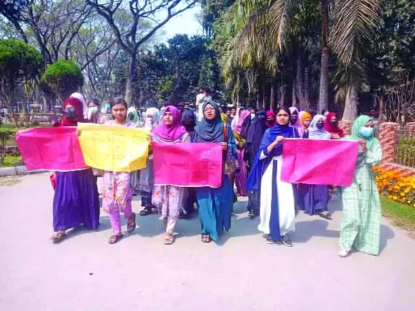 ইবি শিকিা হত্যার বিচারের দাবিতে শিার্থীদের বিােভ