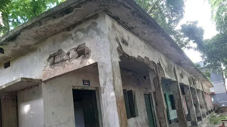 সরকারি নগরকান্দা কলেজের জরাজীর্ণ ভবন, ঝুঁকি নিয়ে পাঠদান