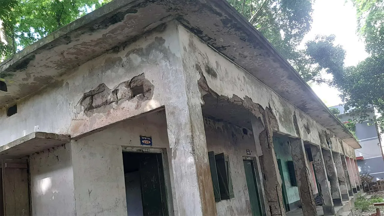 সরকারি নগরকান্দা কলেজের জরাজীর্ণ ভবন, ঝুঁকি নিয়ে পাঠদান