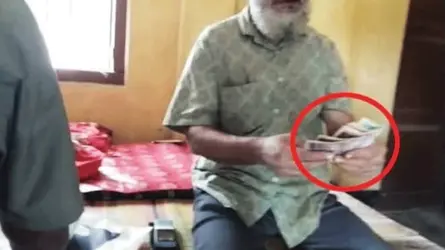 ঘুষের টাকা গুনে গুনে নিলেন ভূমি কর্মকর্তা