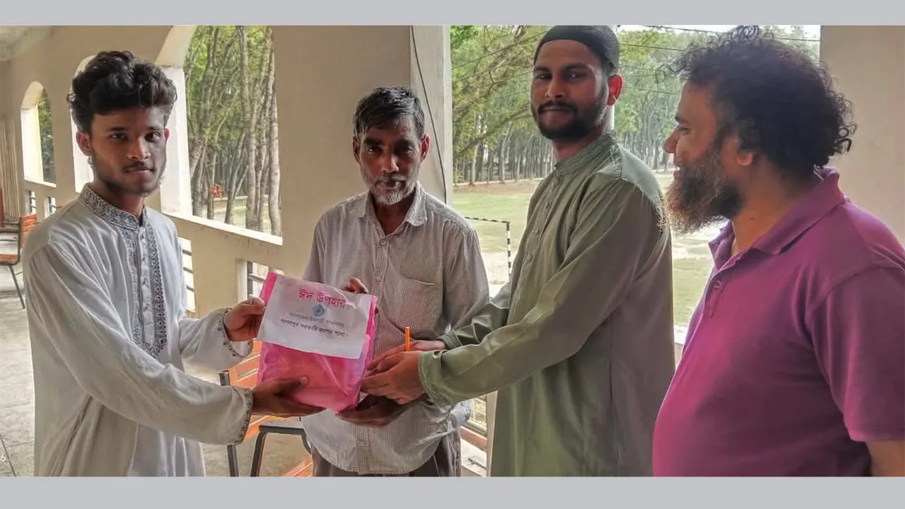 নাগরপুর সরকারি কলেজে কর্মচারীদের মাঝে ছাত্রশিবিরের ঈদ সামগ্রী বিতরণ