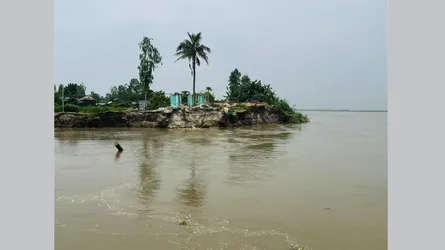 নাগরপুরে নদীগর্ভে বিলীন হয়ে যাচ্ছে সলিমাবাদ পশ্চিমপাড়া