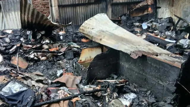নাগরপুরে আগুনে পুড়ে গেছে ৩ দোকান