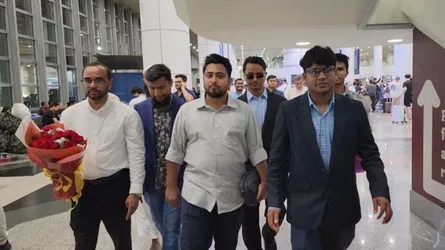 মালয়েশিয়ায় পৌঁছেছেন নাহিদ ইসলাম