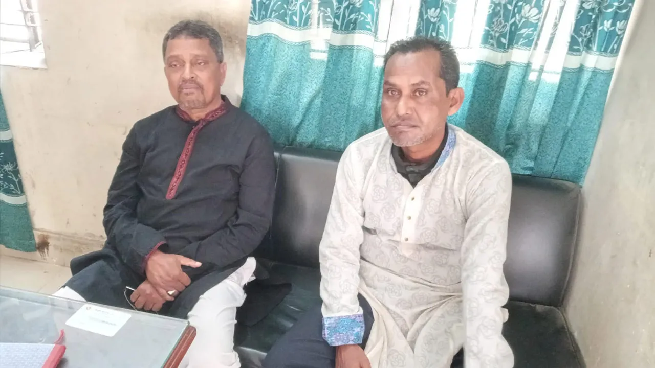 শহীদ মিনারে ফুল দিতে গিয়ে শেখ হাসিনার নামে স্লোগান, গ্রেফতার ২