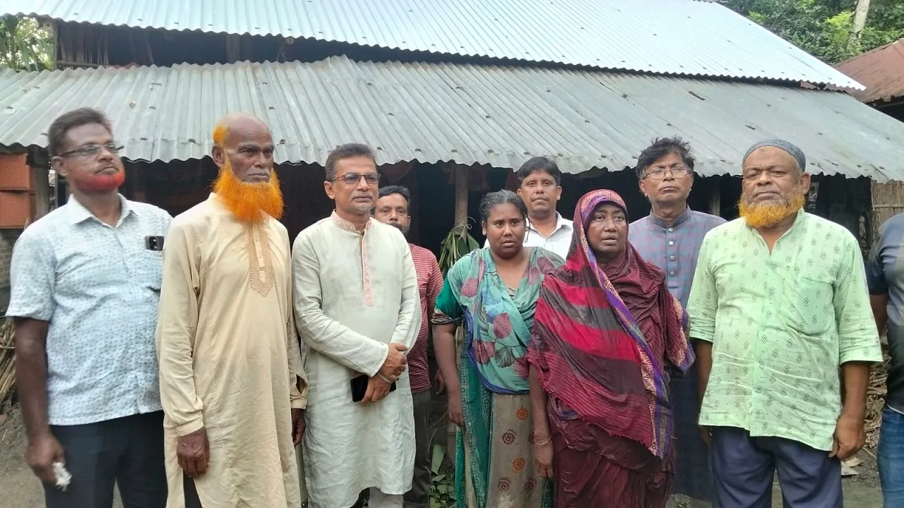 নলডাঙ্গায় গ্রামবাসীর মানবিকতায় ৬০ বছর বয়সে ঘর পেলেন ‘অপেজান’