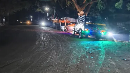 নিয়ন্ত্রণ হারিয়ে দোকানের ভেতর ট্রাক
