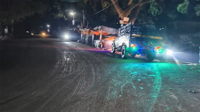 নিয়ন্ত্রণ হারিয়ে দোকানের ভেতর ট্রাক