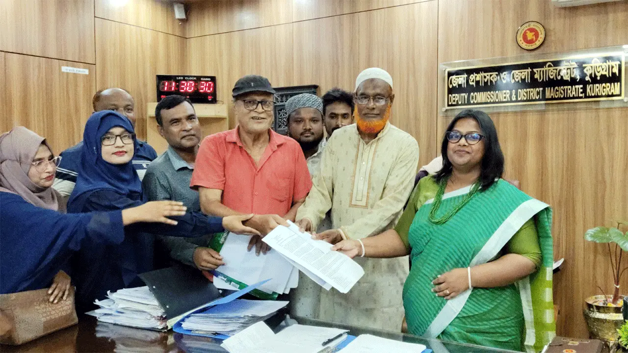 দোলায় কুড়িগ্রাম কৃষি বিশ্ববিদ্যালয়ের স্থায়ী অবকাঠামো নির্মাণের দাবিতে স্মারকলিপি প্রদান