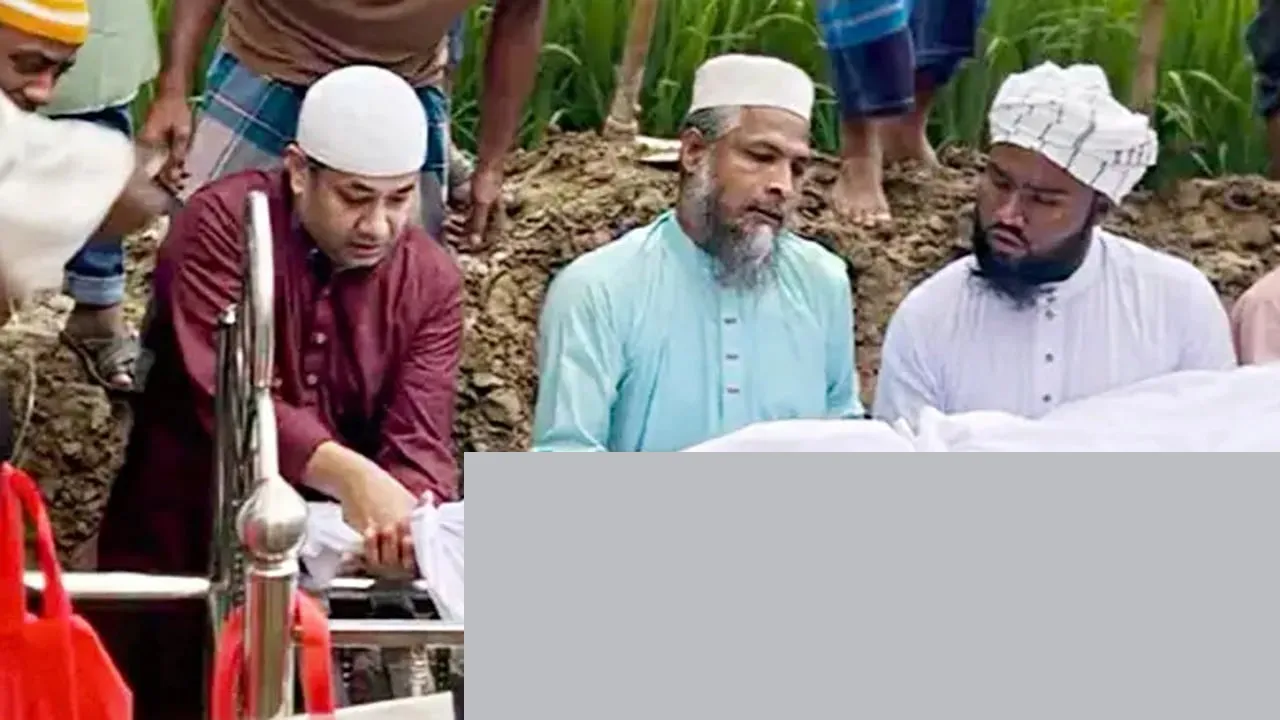 গাড়িবহর থামিয়ে দাফনে অংশ নিলেন তথ্য প্রতিমন্ত্রী