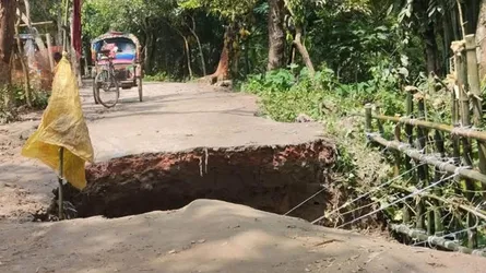 নান্দাইলে বৃষ্টিতে সড়ক ভেঙ্গে যোগাযোগ বিচ্ছিন্ন