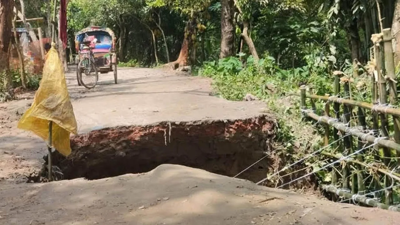 নান্দাইলে বৃষ্টিতে সড়ক ভেঙ্গে যোগাযোগ বিচ্ছিন্ন