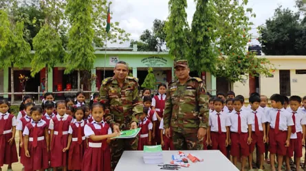 নানিয়ারচরে শিক্ষার্থীদের মাঝে সেনাবাহিনীর শিক্ষা উপকরণ বিতরণ