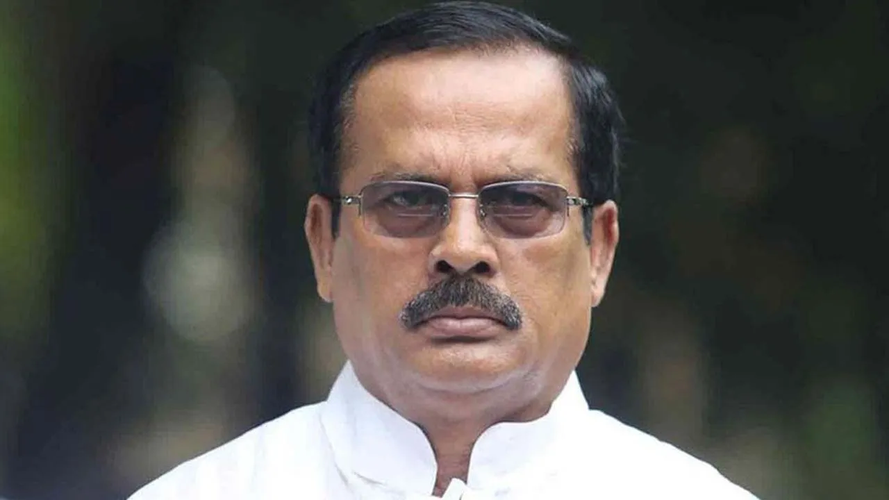 স্ত্রী-মেয়েসহ সাবেক মন্ত্রী নানকের দেশত্যাগে নিষেধাজ্ঞা