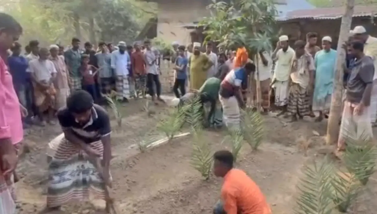 নওগাঁয় হত্যাকাণ্ডের শিকার একই পরিবারের চারজনের পাশাপাশি দাফন