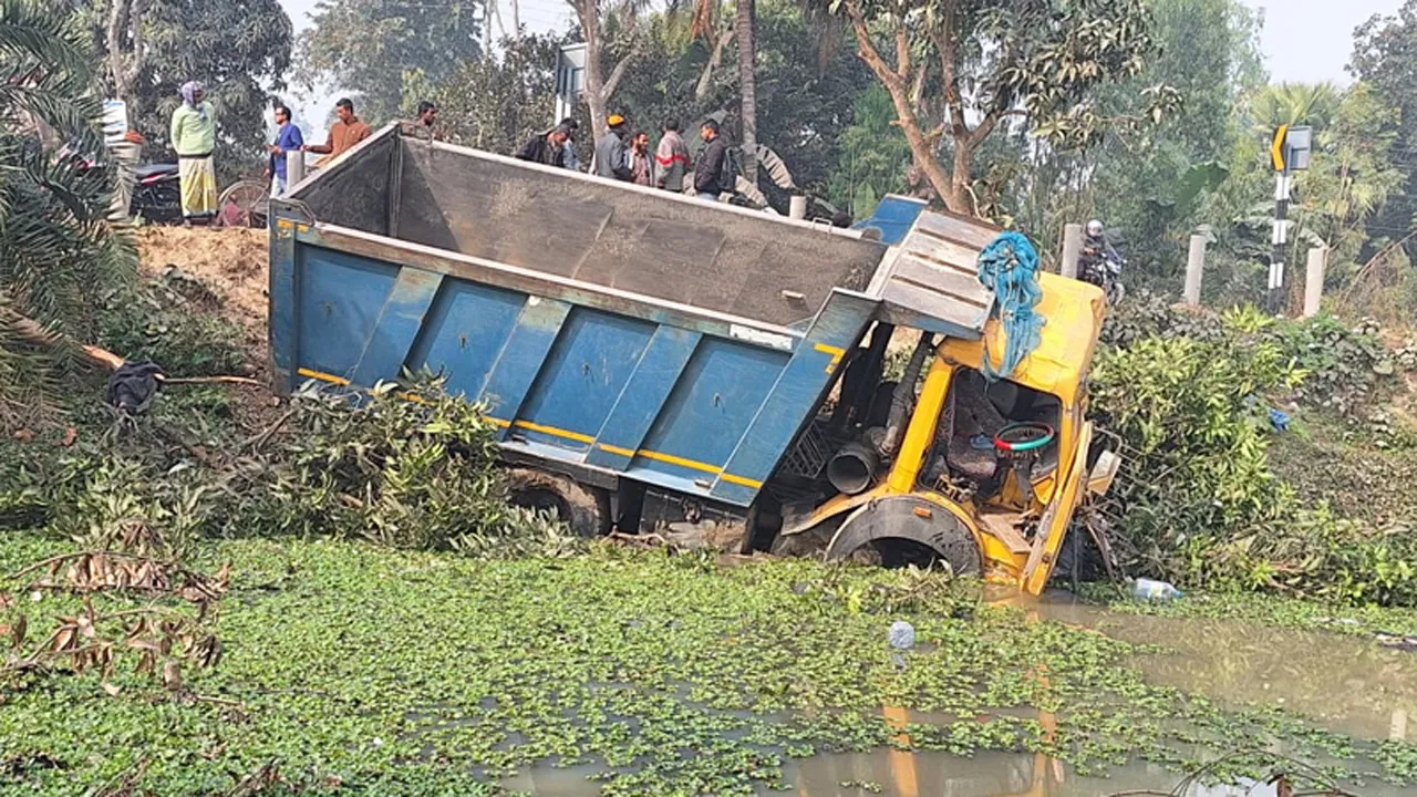 নওগাঁয় ট্রাকচাপায় প্রাণ গেল পাঁচ কৃষকের