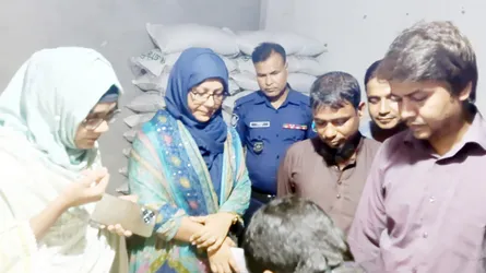 রাণীনগরে অতিরিক্ত মূল্যে সার বিক্রির দায়ে ৩ ডিলারকে জরিমানা