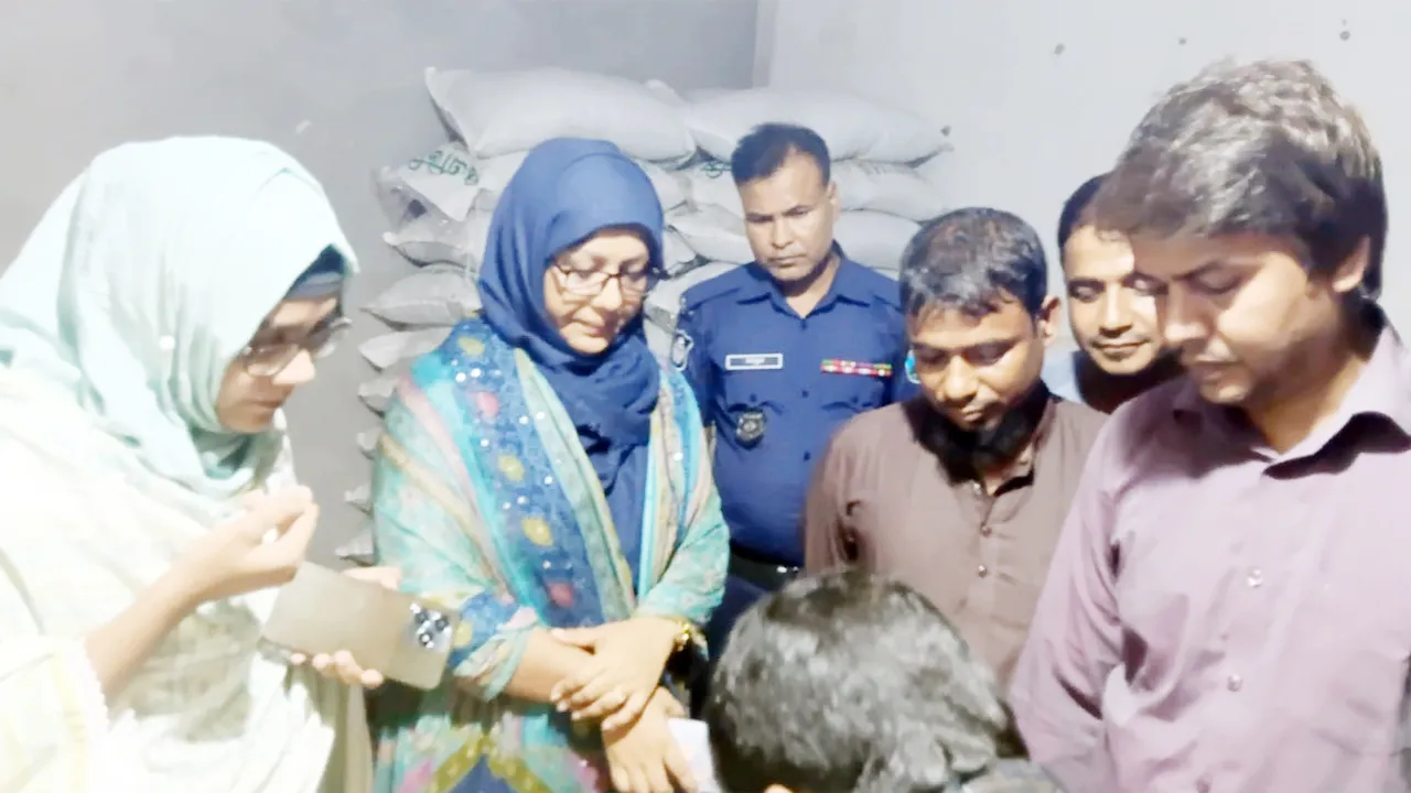 রাণীনগরে অতিরিক্ত মূল্যে সার বিক্রির দায়ে ৩ ডিলারকে জরিমানা
