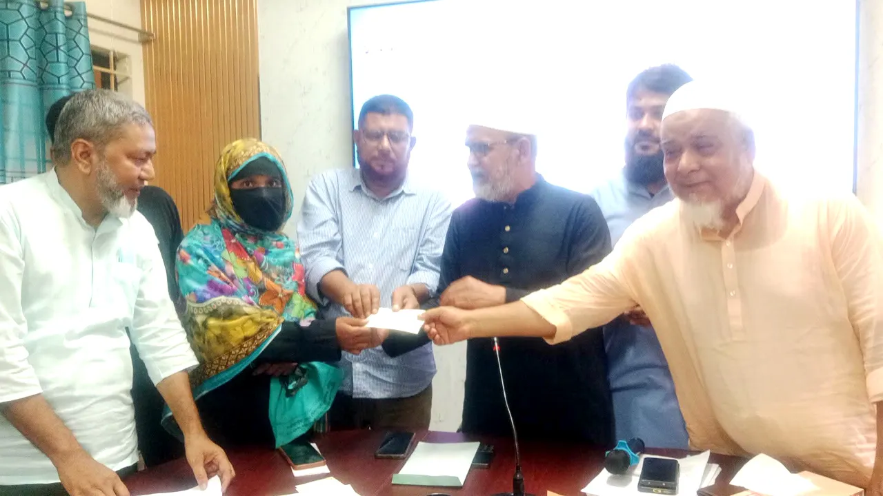 পোরশায় অসুস্থ ও অসহায়দের মাঝে চেক বিতরণ