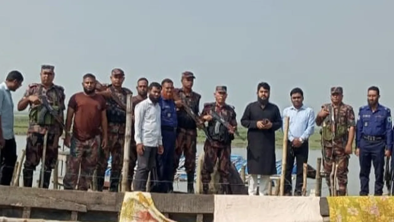 পোরশায় পূনর্ভবা নদীতে সুতিজাল অপসারণে যৌথবাহিনীর অভিযান