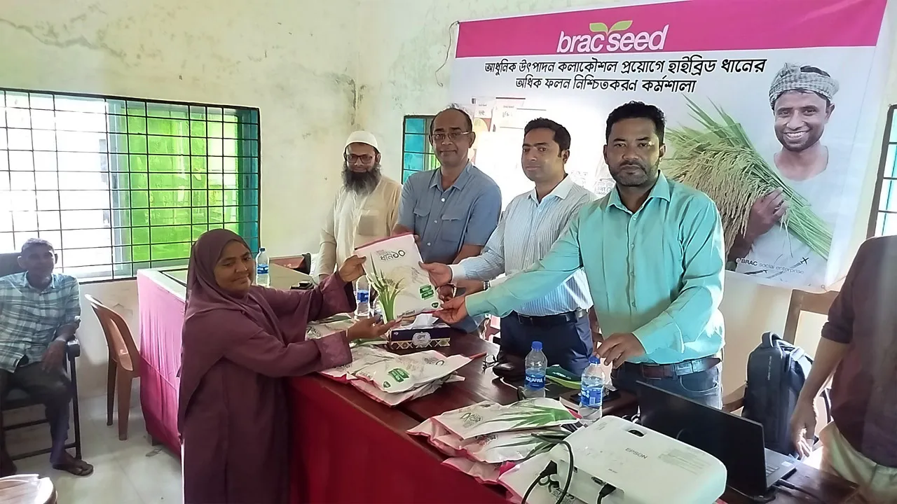 নড়াইলে বিনামূল্যে বীজ বিতরণ এবং হাইব্রিড ধানের অধিক ফলন নিশ্চিতে কর্মশালা