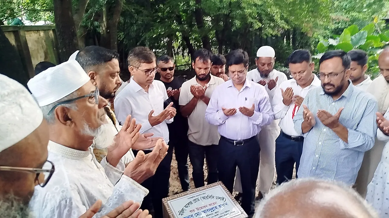 নড়াইলে ‘মহিলা কলেজ পাড়া’ সড়কের উদ্বোধন করলেন খুলনা বিভাগীয় কমিশনার