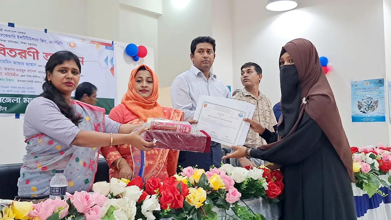 নড়াইলে মেধাবী শিক্ষার্থীদের ক্রেস্ট, সনদপত্র ও সম্মানী