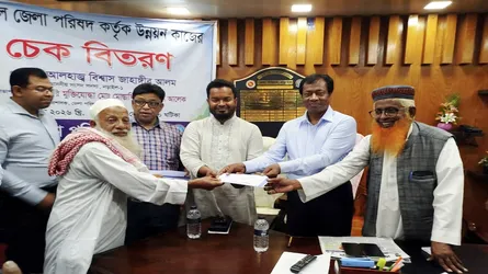 নড়াইলে বিভিন্ন উন্নয়ন প্রকল্প বাস্তবায়নে প্রায় ৫০ লাখ টাকার চেক বিতরণ