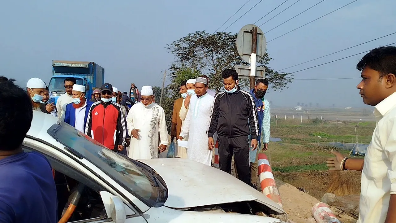 সড়ক দুর্ঘটনার কবলে প্রাইভেটকার, উদ্ধারে এলেন এমপি আতাউর রহমান