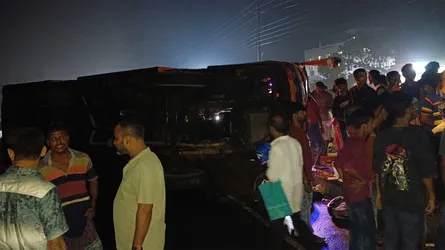 নড়াইলে বাস উল্টে ২০ যাত্রী আহত