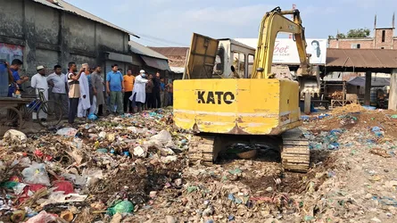 লোহাগড়ায় এমপির নির্দেশে ময়লার স্তূপ অপসারণ শুরু