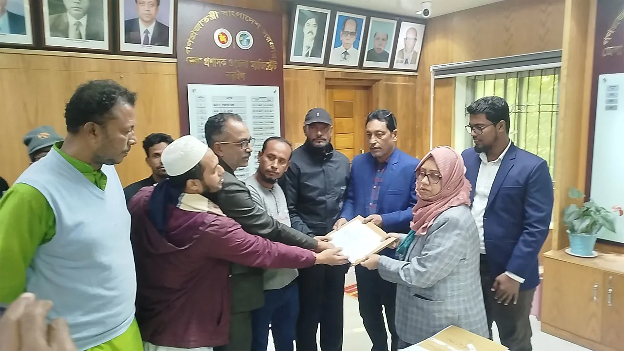 নড়াইল-১ আসনে স্বতন্ত্র প্রার্থী নাগিব হোসেনের পক্ষে মনোনয়নপত্র সংগ্রহ