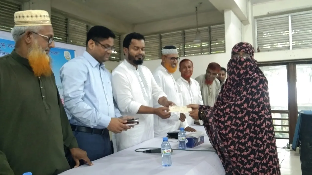 লোহাগড়ায় দুগ্ধ সমবায় সমিতির সদস্যদের মাঝে ঋণের চেক বিতরণ