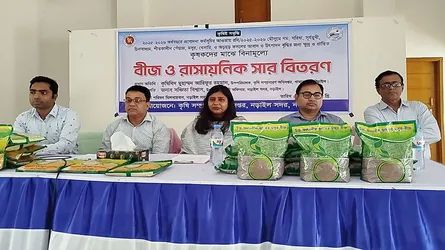 নড়াইলে ৫ সহস্রাধিক চাষিকে বিনামূল্যে বীজ ও সার বিতরণ