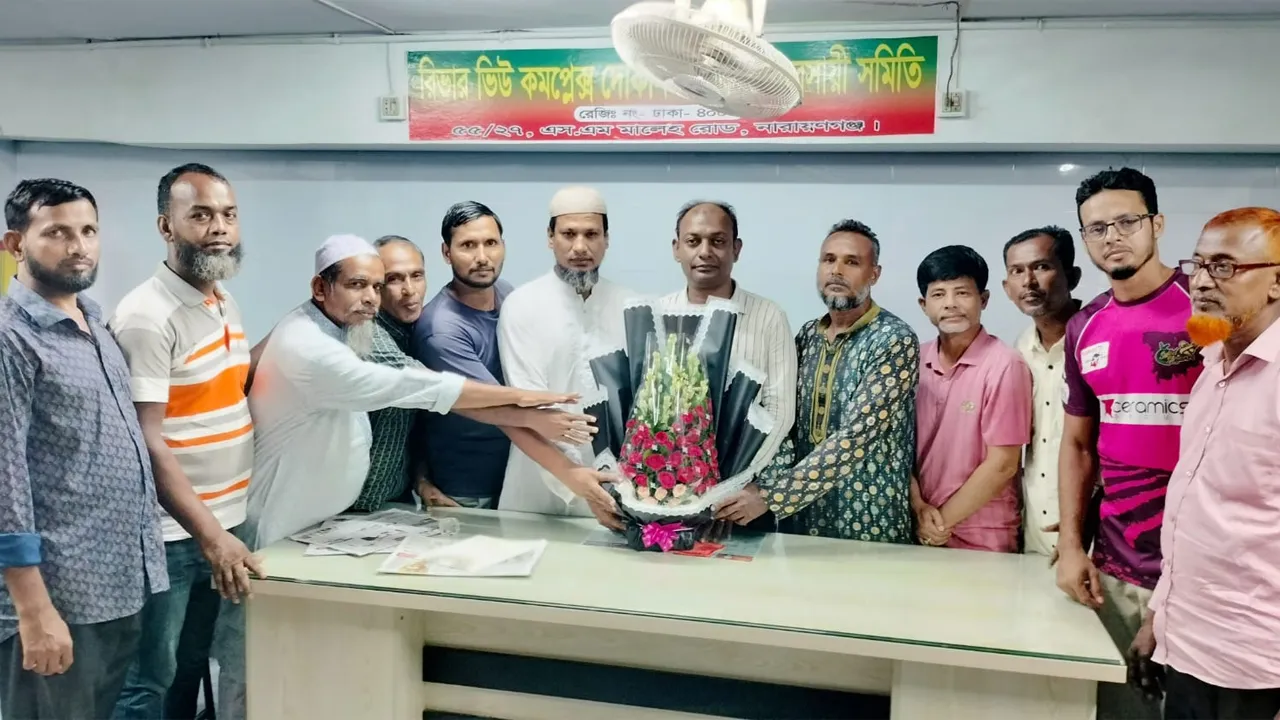 কো-অপারেটিভ ব্যাংকের চেয়ারম্যানকে নারায়ণগঞ্জ সংবাদপত্র হকার্স সমিতির ফুলেল শুভেচ্ছা